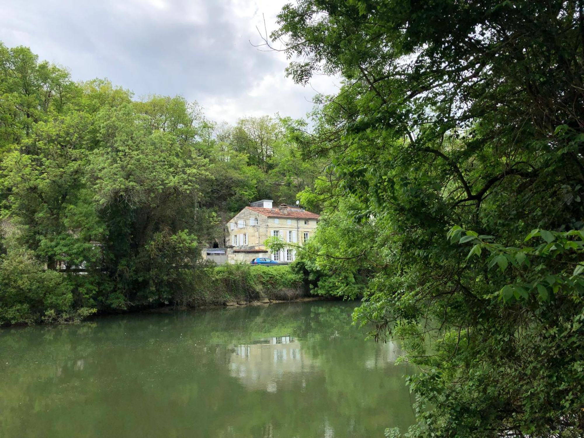 L'Heure Bleue Bed & Breakfast Saintes Bagian luar foto