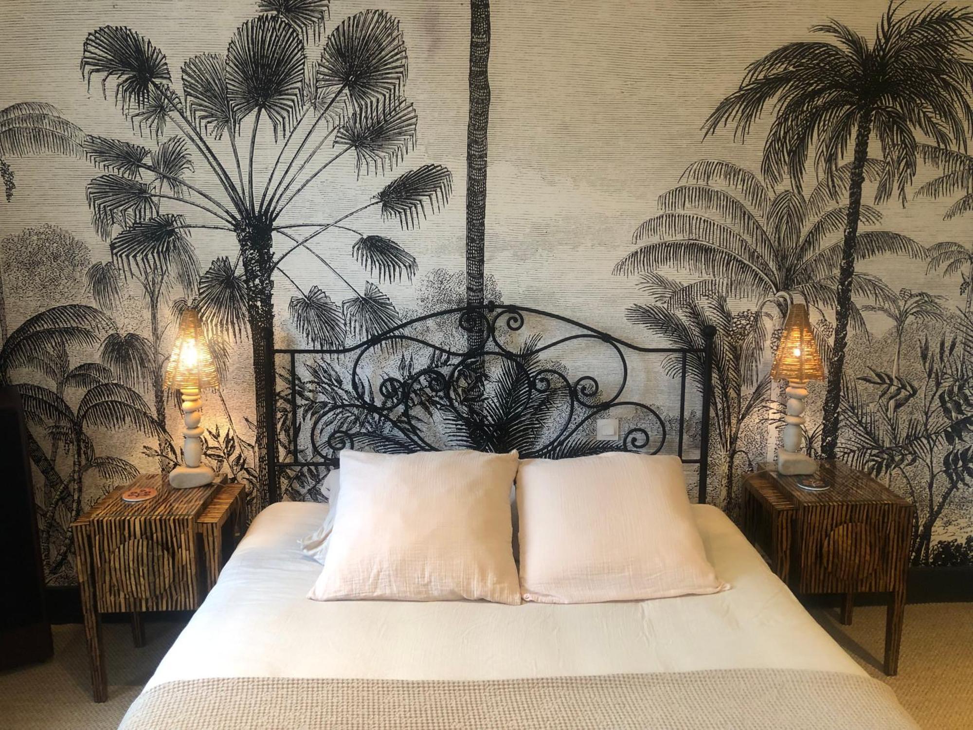 L'Heure Bleue Bed & Breakfast Saintes Bagian luar foto